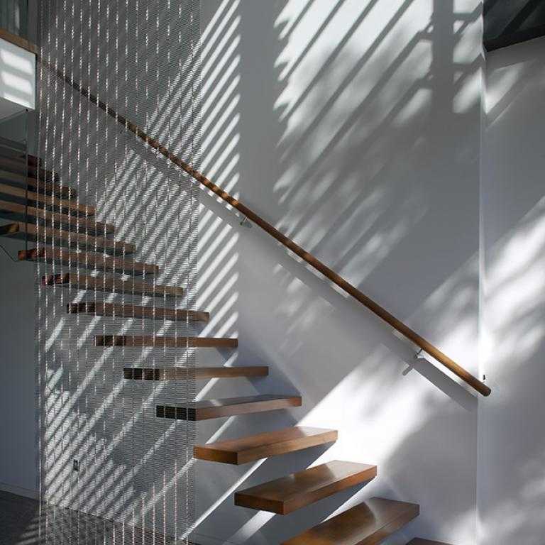 Suspended staircase